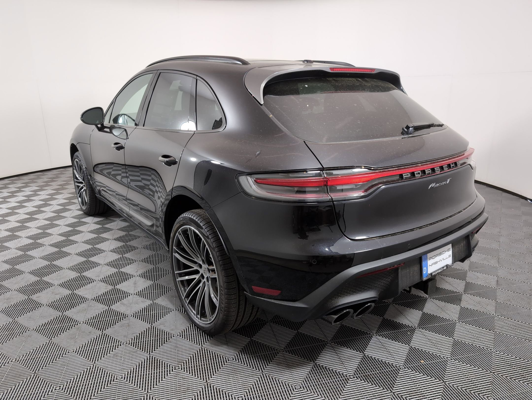 Certified 2025 Porsche Macan image 3