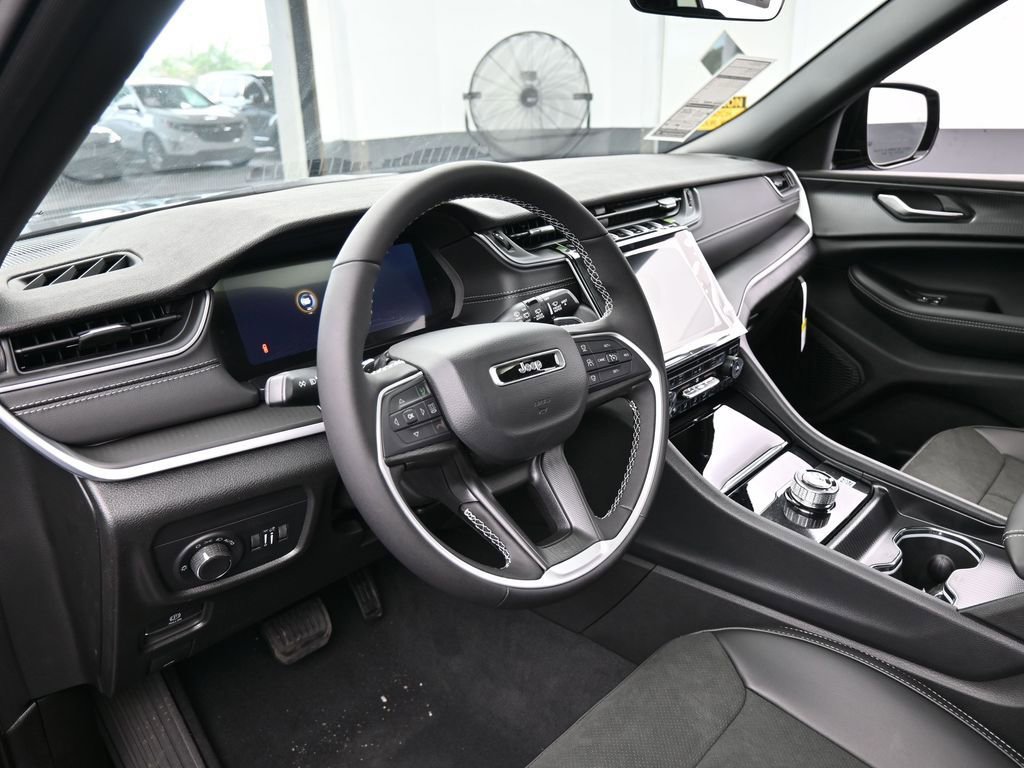 New 2025 Jeep Grand Cherokee Altitude image 10