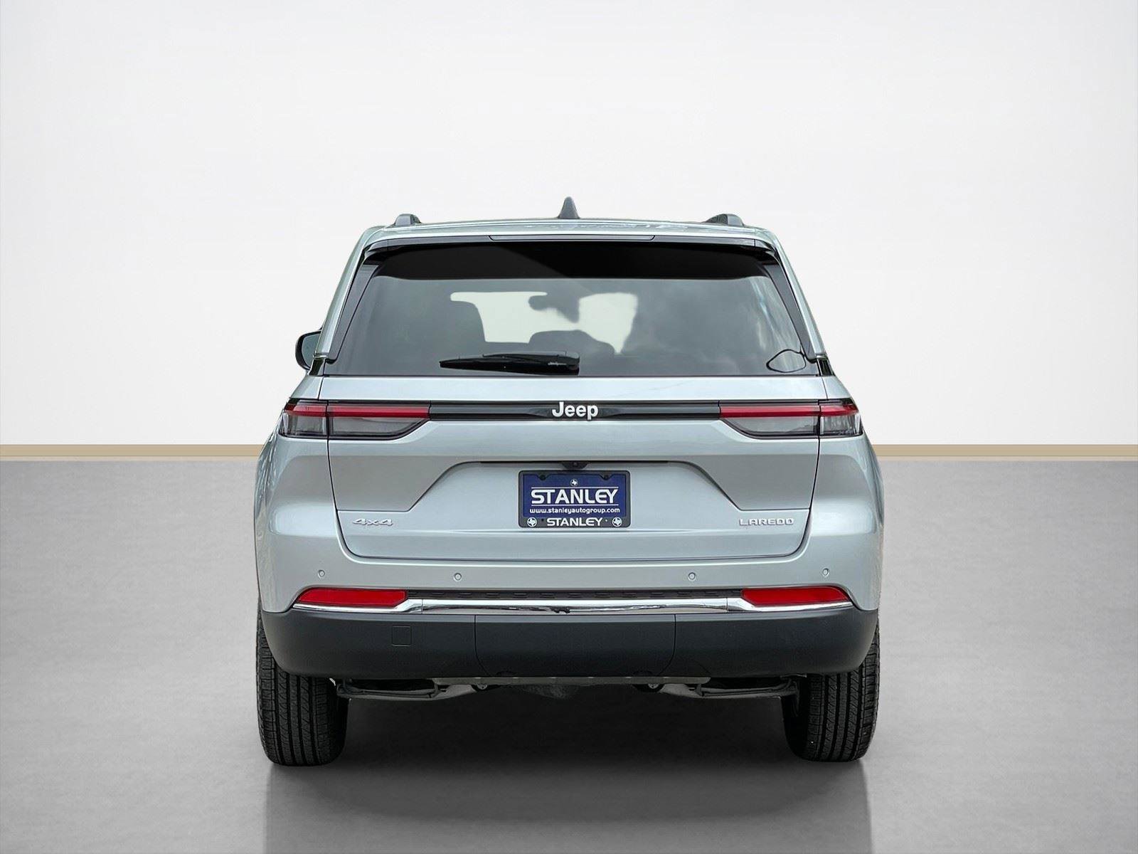 Used 2025 Jeep Grand Cherokee Laredo AWD/4WD image 7