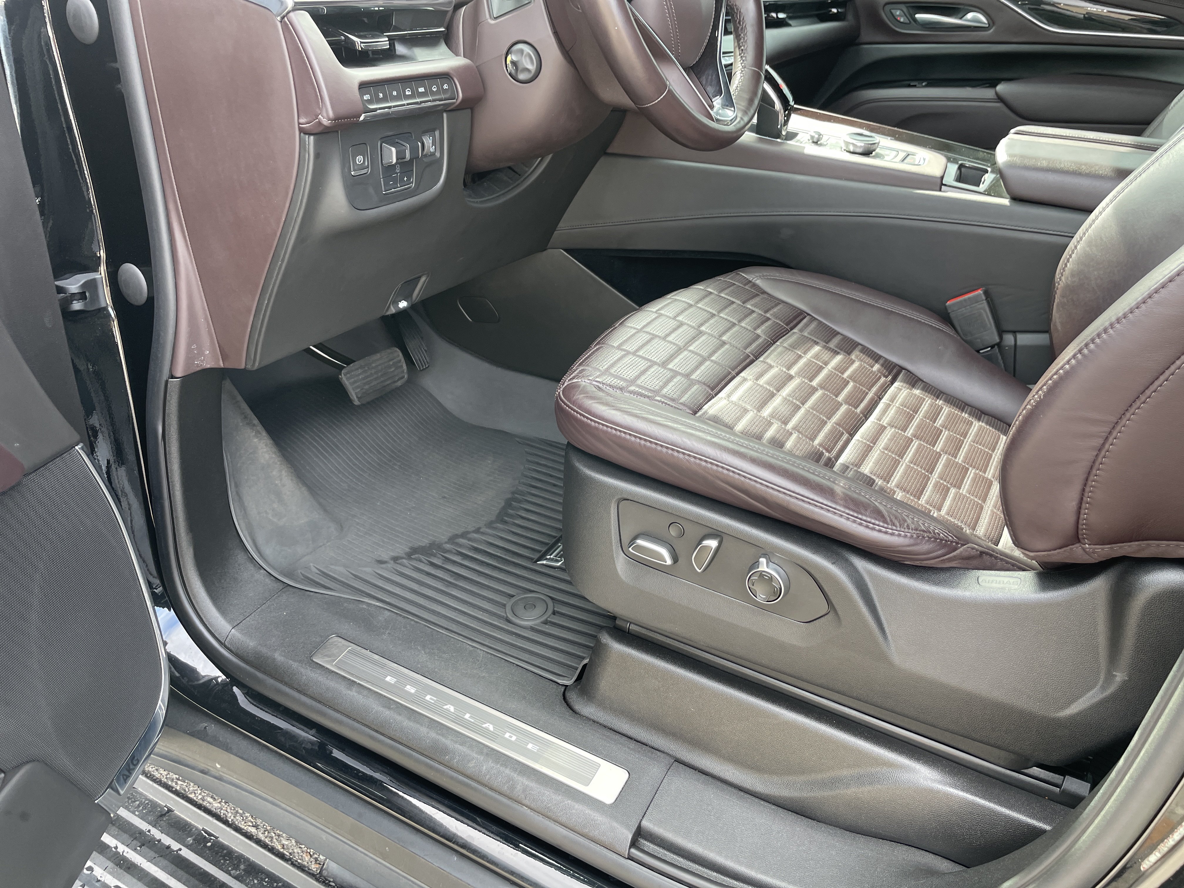 Used 2023 Cadillac Escalade Premium Luxury Platinum w/ LPO, Floor Liner Package AWD/4WD image 16
