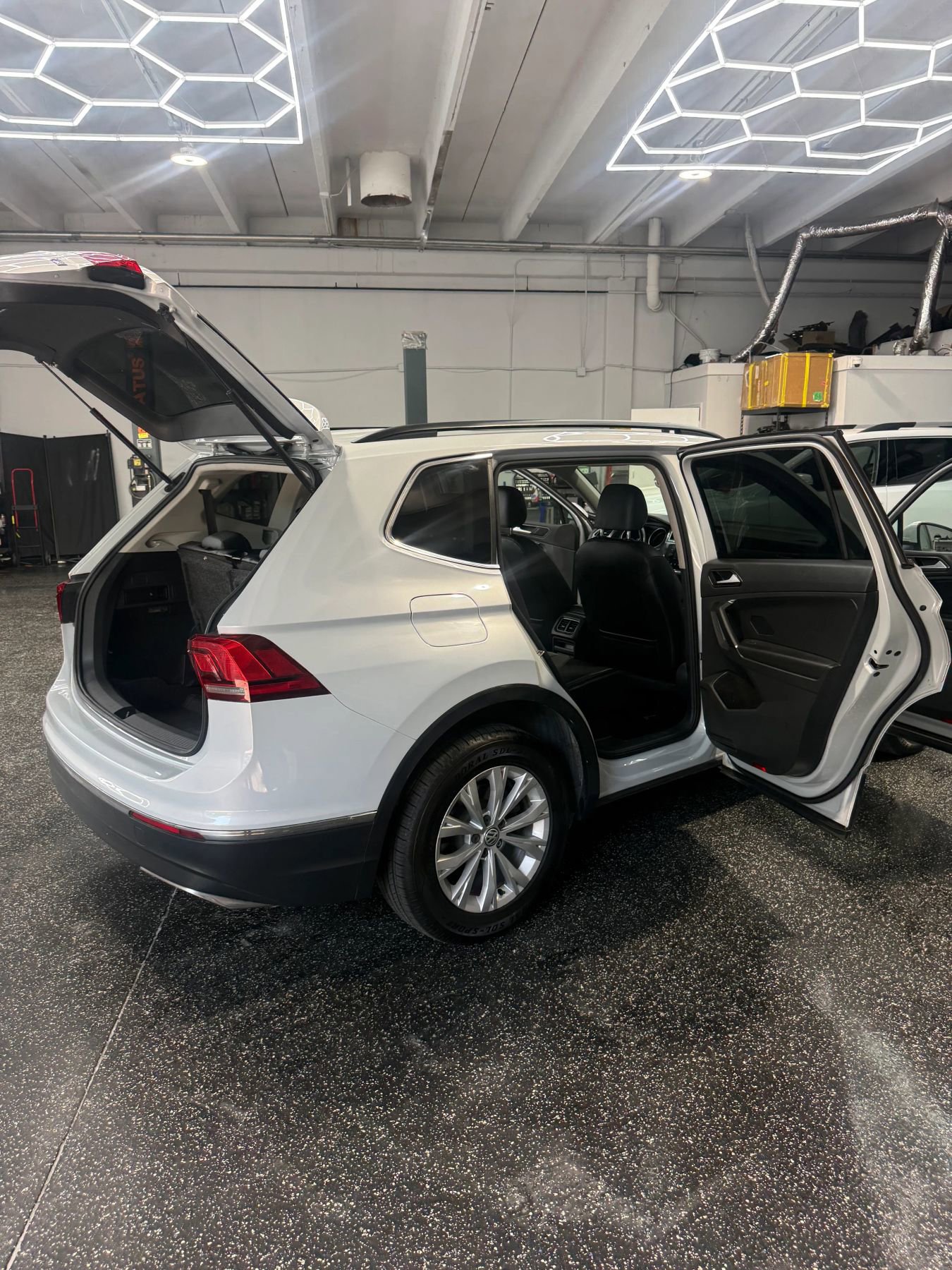 Used 2018 Volkswagen Tiguan SE w/ Panoramic Sunroof Package FWD image 31