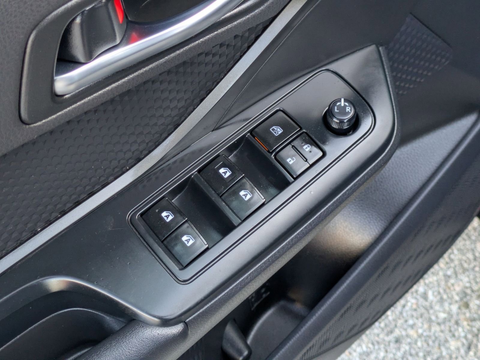 Used 2019 Toyota C-HR LE FWD image 11