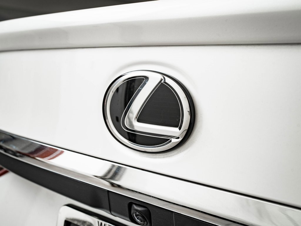 Certified 2025 Lexus ES 300h w/ Luxury Package image 18