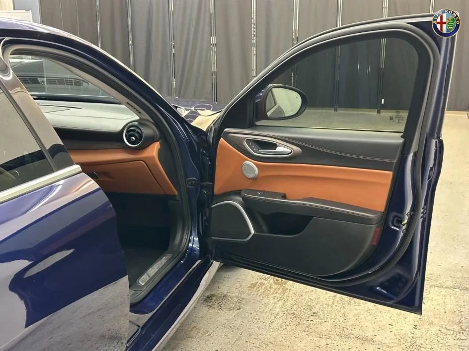 Used 2017 Alfa Romeo Giulia Ti w/ Leather Package AWD/4WD image 21