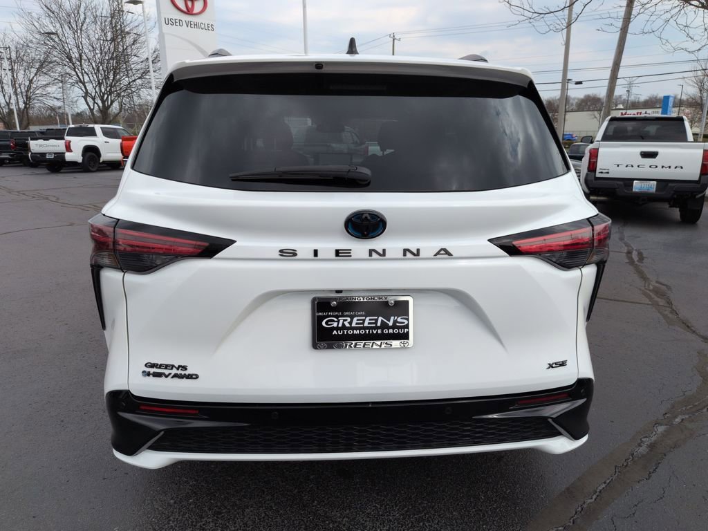Used 2025 Toyota Sienna XSE w/ XSE Plus Package image 4