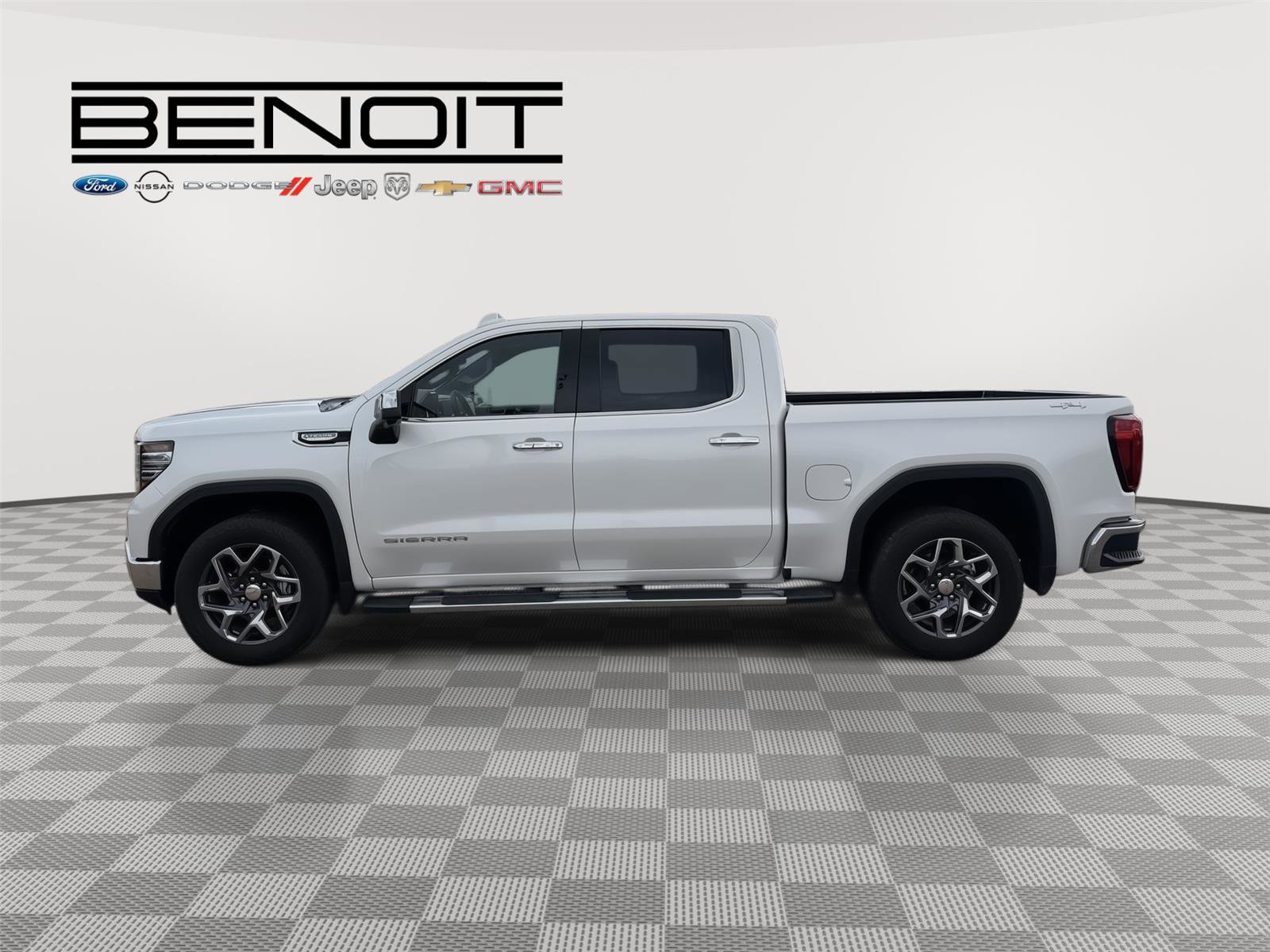 Used 2025 GMC Sierra 1500 SLT image 2