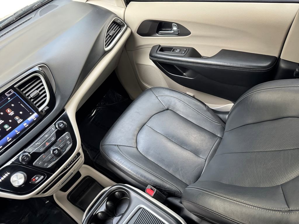 Used 2022 Chrysler Pacifica Touring-L image 17
