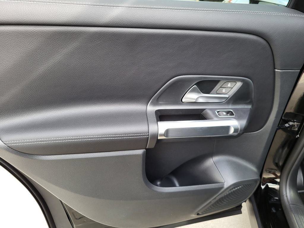 Used 2025 Mercedes-Benz GLB 250 4MATIC image 34