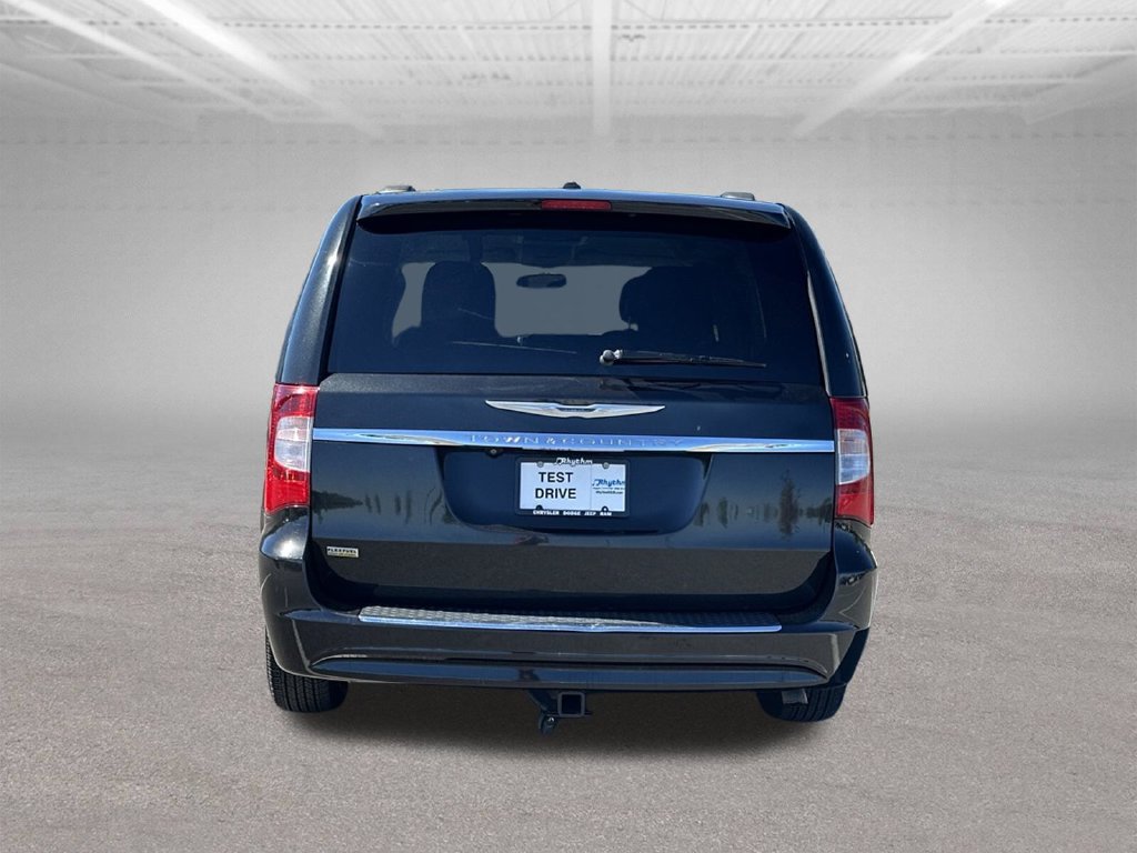 Used 2014 Chrysler Town & Country Touring FWD image 8