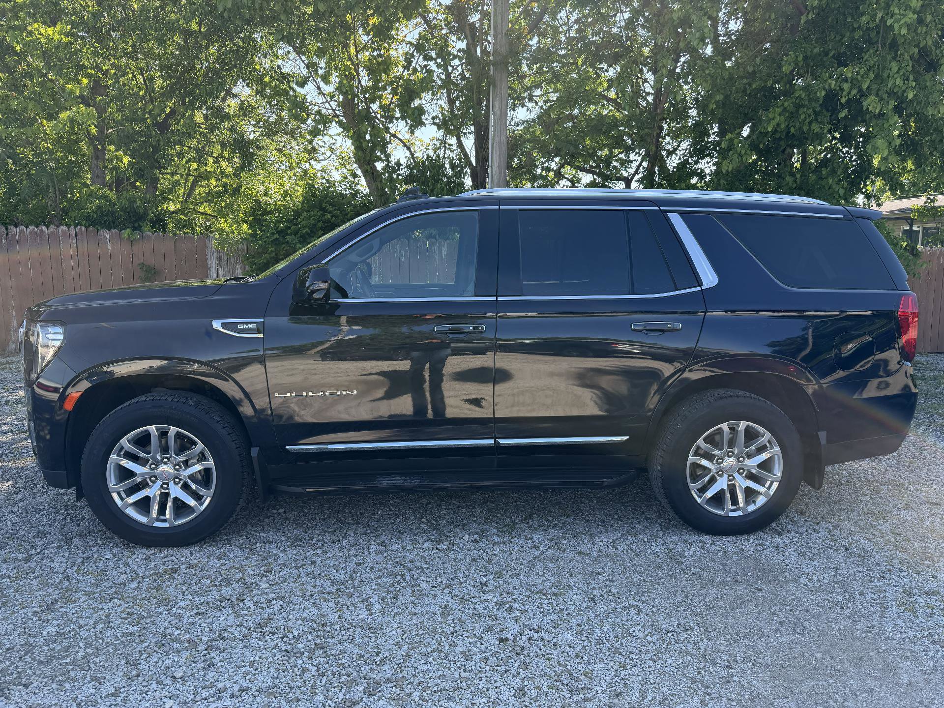 Used 2022 GMC Yukon SLT w/ SLT Luxury Package AWD/4WD image 2