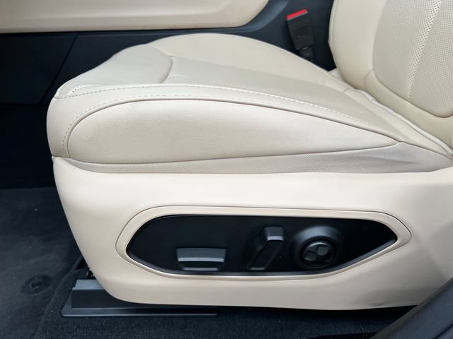 Used 2024 Jeep Grand Cherokee Limited w/ Luxury Tech Group II AWD/4WD image 12