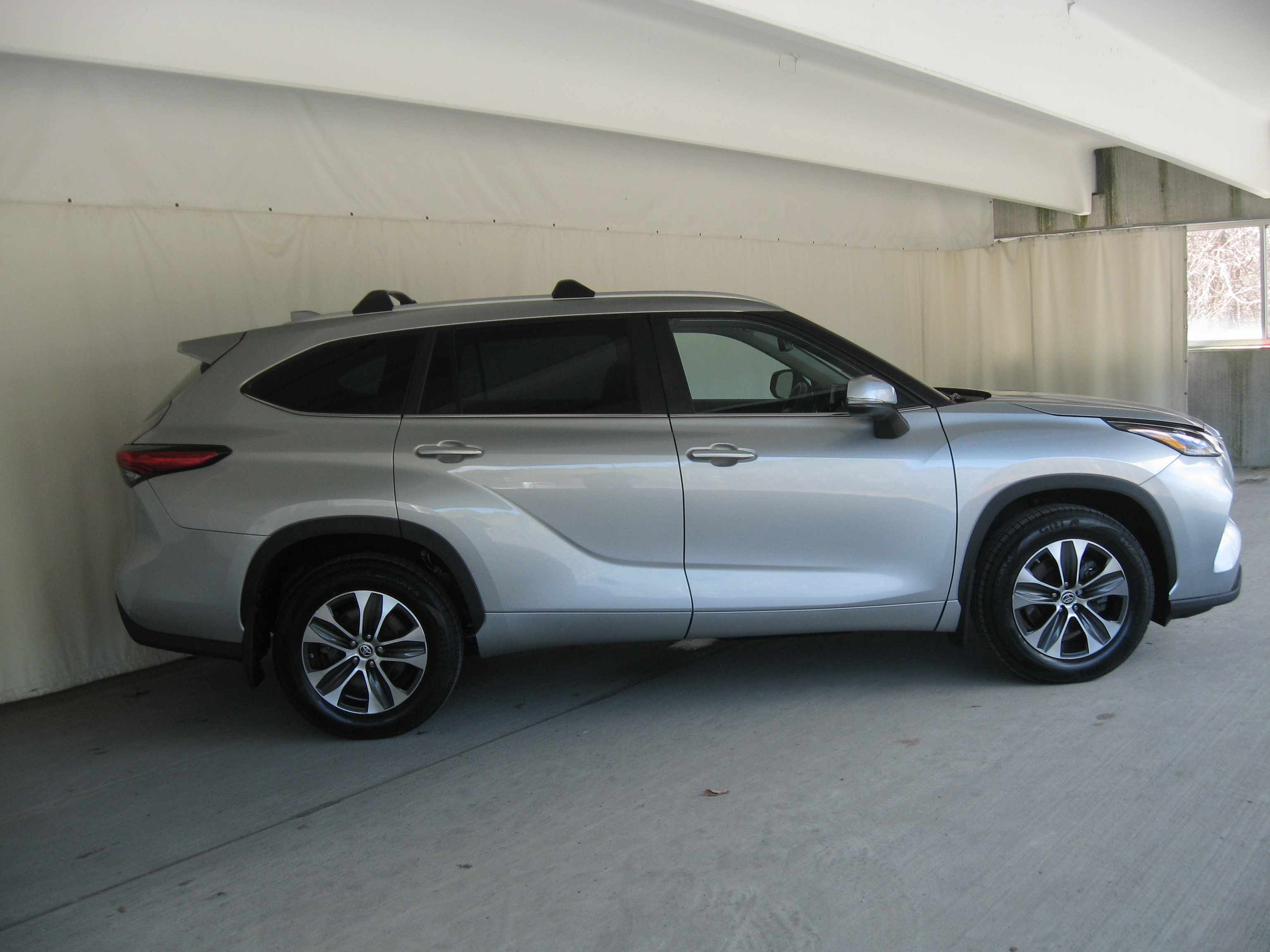 Used 2023 Toyota Highlander XLE image 6