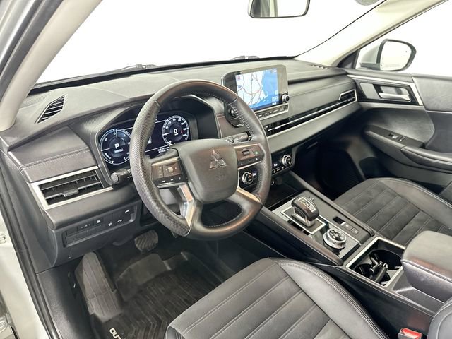 Used 2023 Mitsubishi Outlander SE AWD/4WD image 3