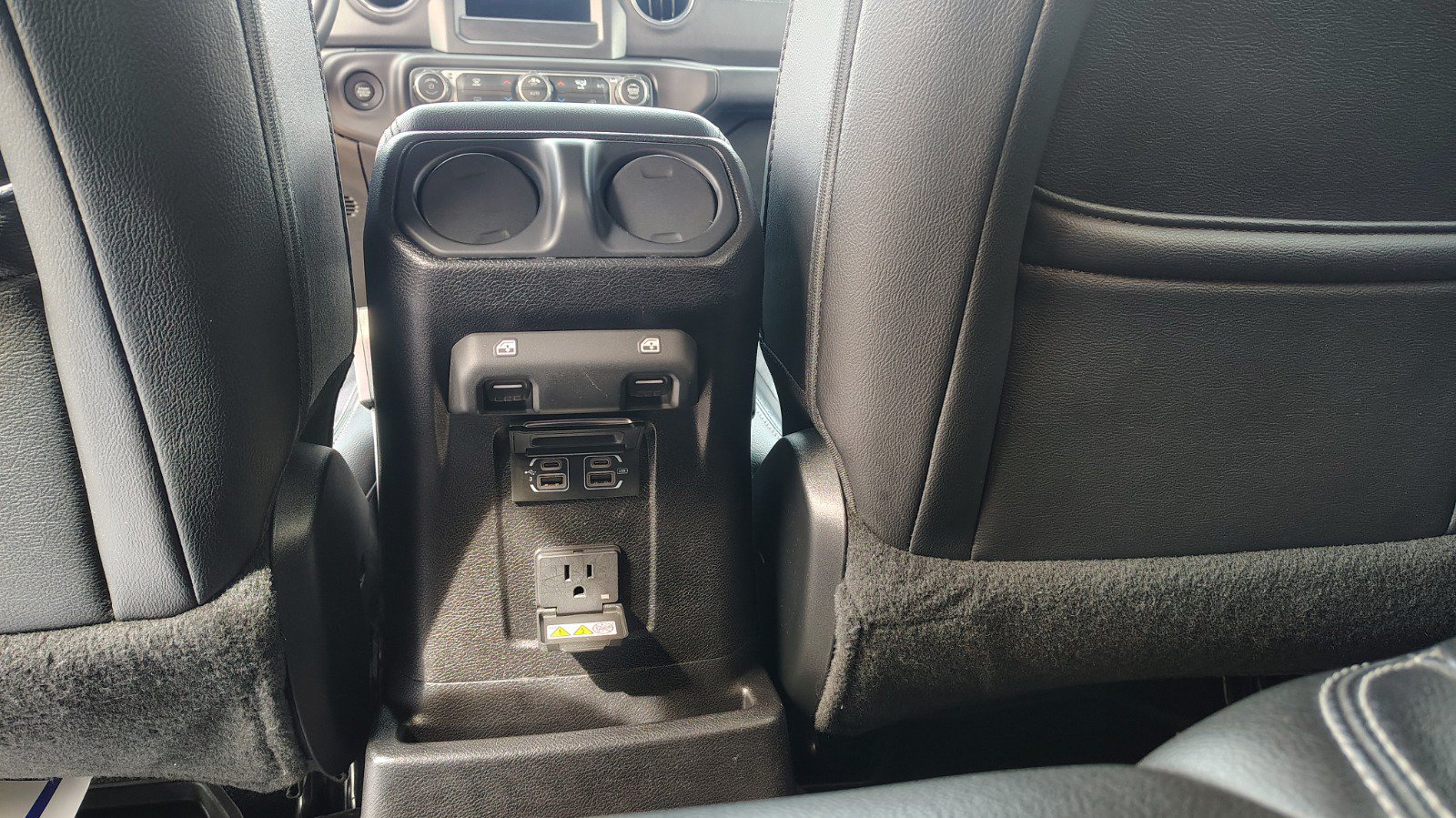 Used 2018 Jeep Wrangler Unlimited Sahara AWD/4WD image 19
