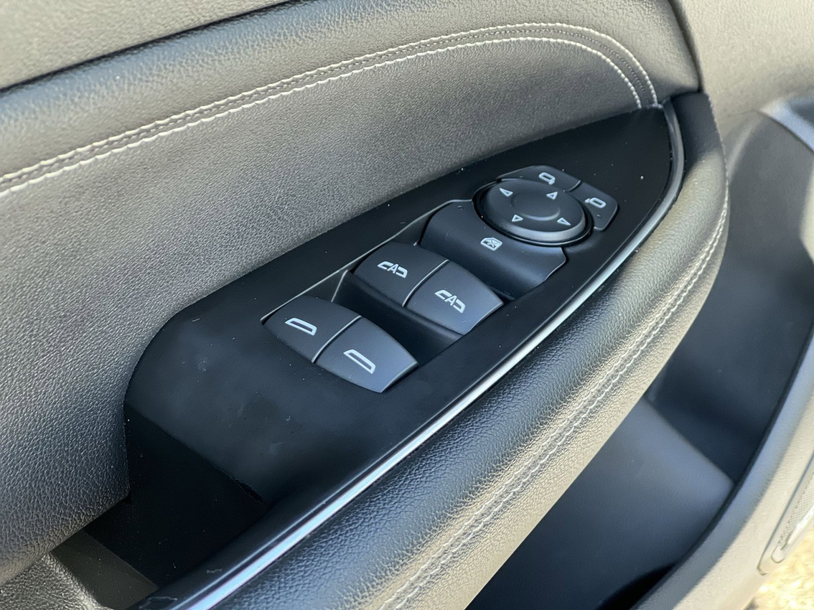 Used 2018 Buick Regal Essence w/ Driver Confidence Package #1 image 16