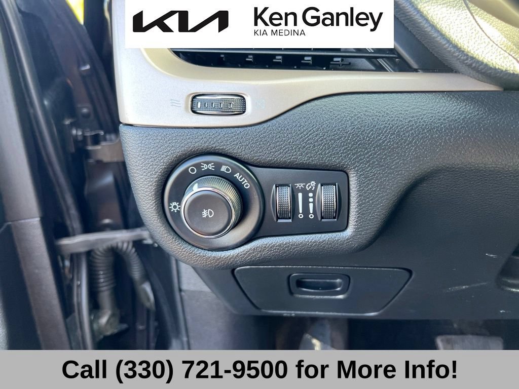 Used 2015 Jeep Cherokee Latitude w/ Cold Weather Group AWD/4WD image 26