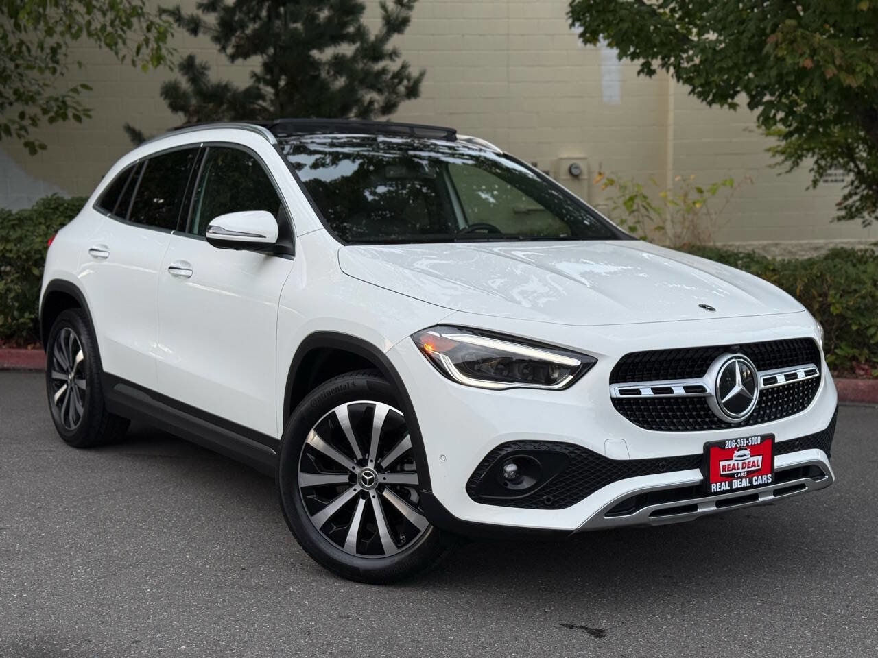 Used 2022 Mercedes-Benz GLA 250 4MATIC w/ Premium Package image 2