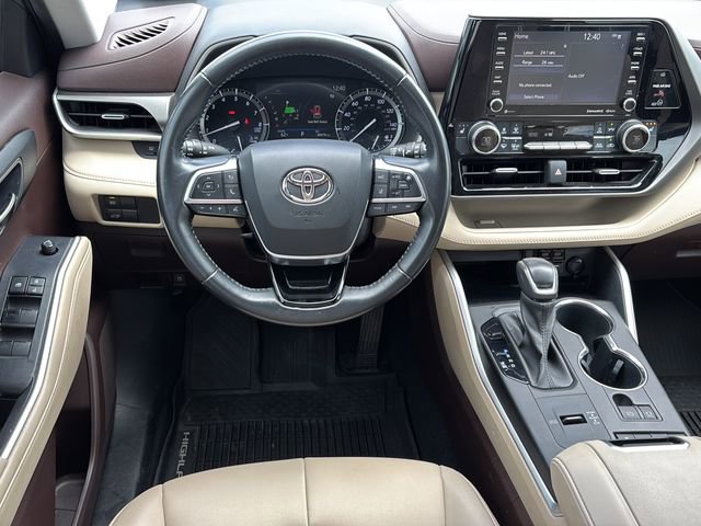 Used 2020 Toyota Highlander XLE FWD image 16
