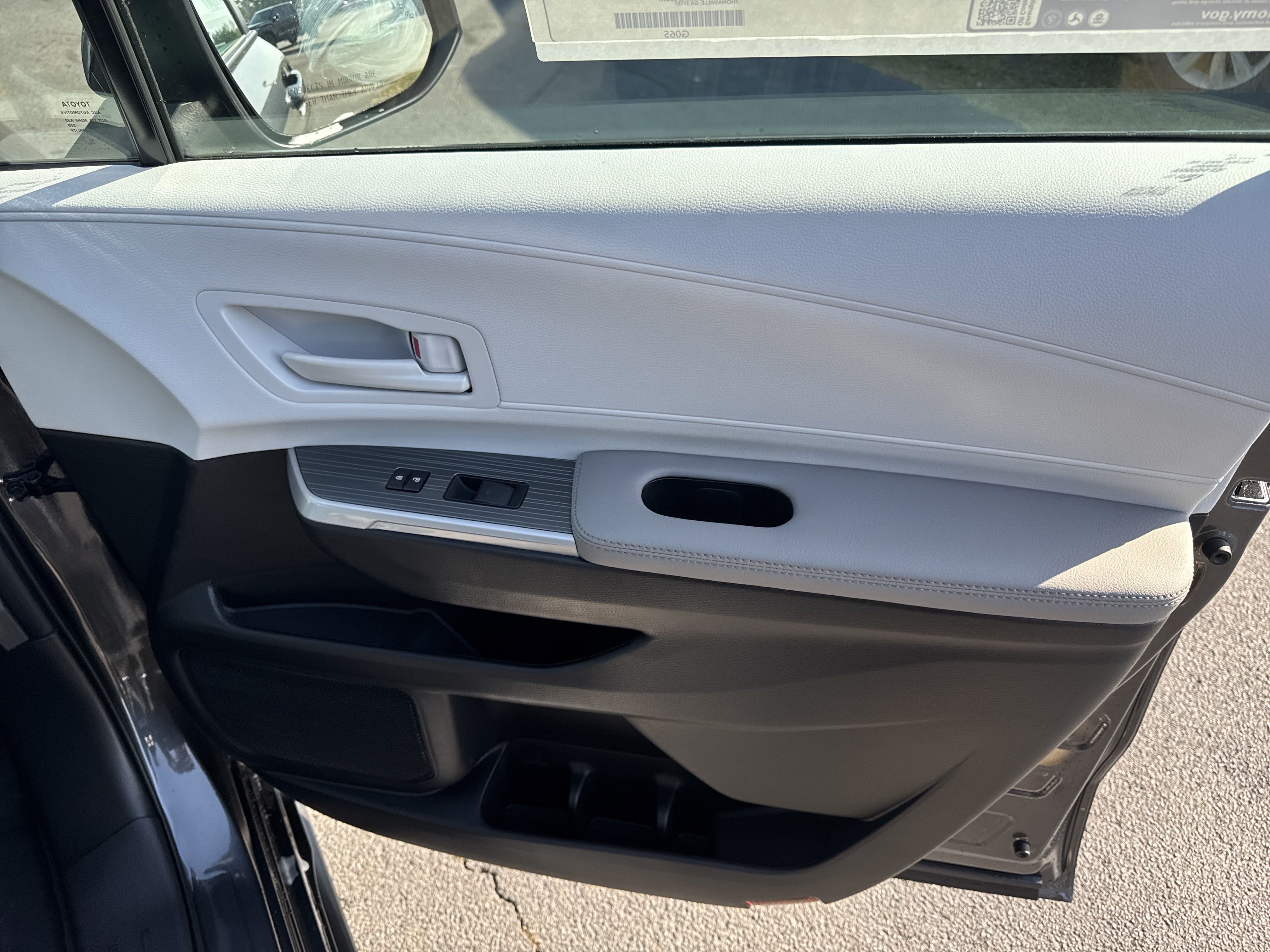 New 2025 Toyota Sienna LE FWD image 34