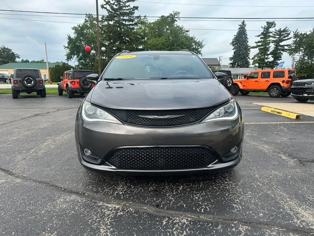 Used 2019 Chrysler Pacifica Limited w/ S Appearance Package FWD image 3