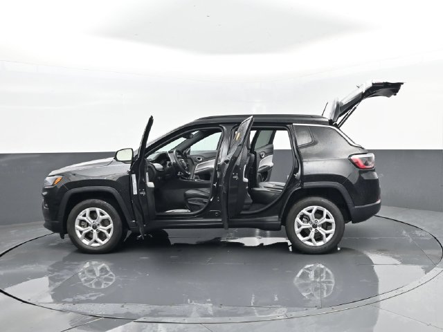 Used 2025 Jeep Compass Latitude AWD/4WD image 30