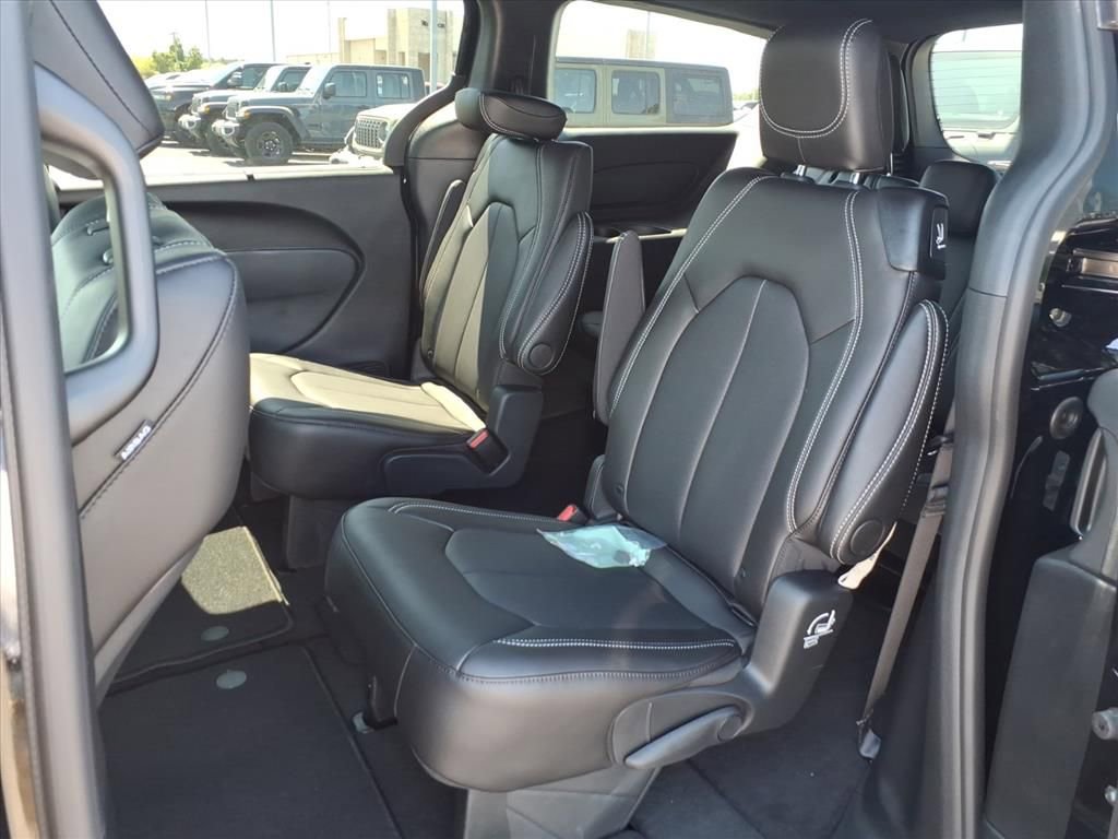 New 2026 Chrysler Pacifica Select image 7