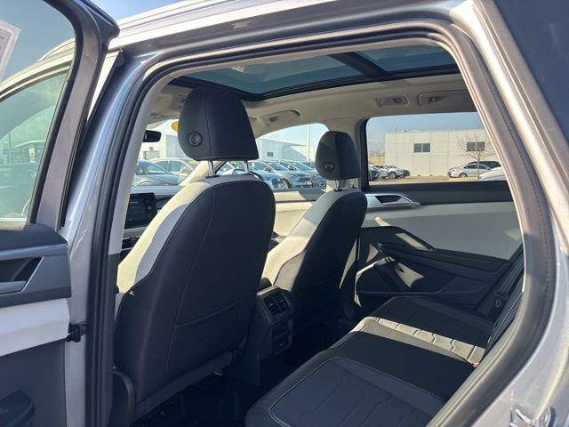 Used 2025 Volkswagen Taos SE w/ Panoramic Sunroof Package AWD/4WD image 33