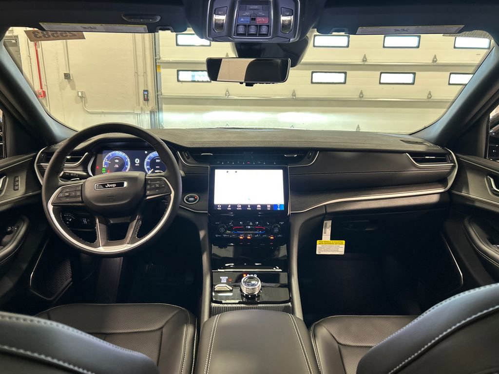New 2025 Jeep Grand Cherokee Limited w/ Luxury Tech Group II image 29