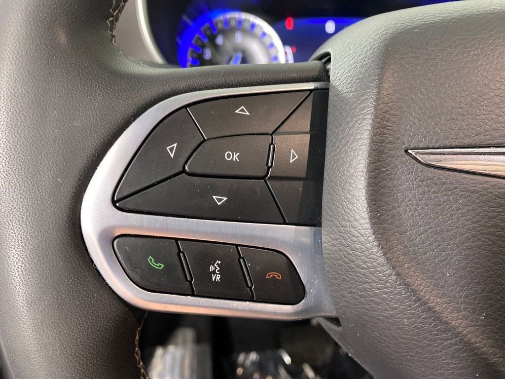 Used 2023 Chrysler Pacifica Touring-L image 14