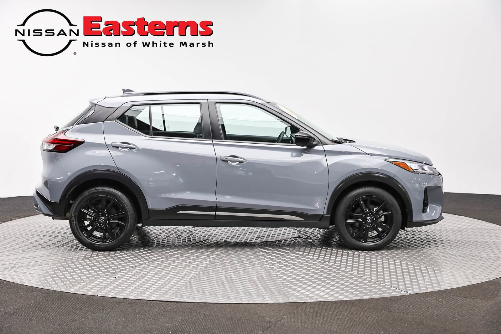 Used 2023 Nissan Kicks SR w/ SR Premium Package FWD image 4