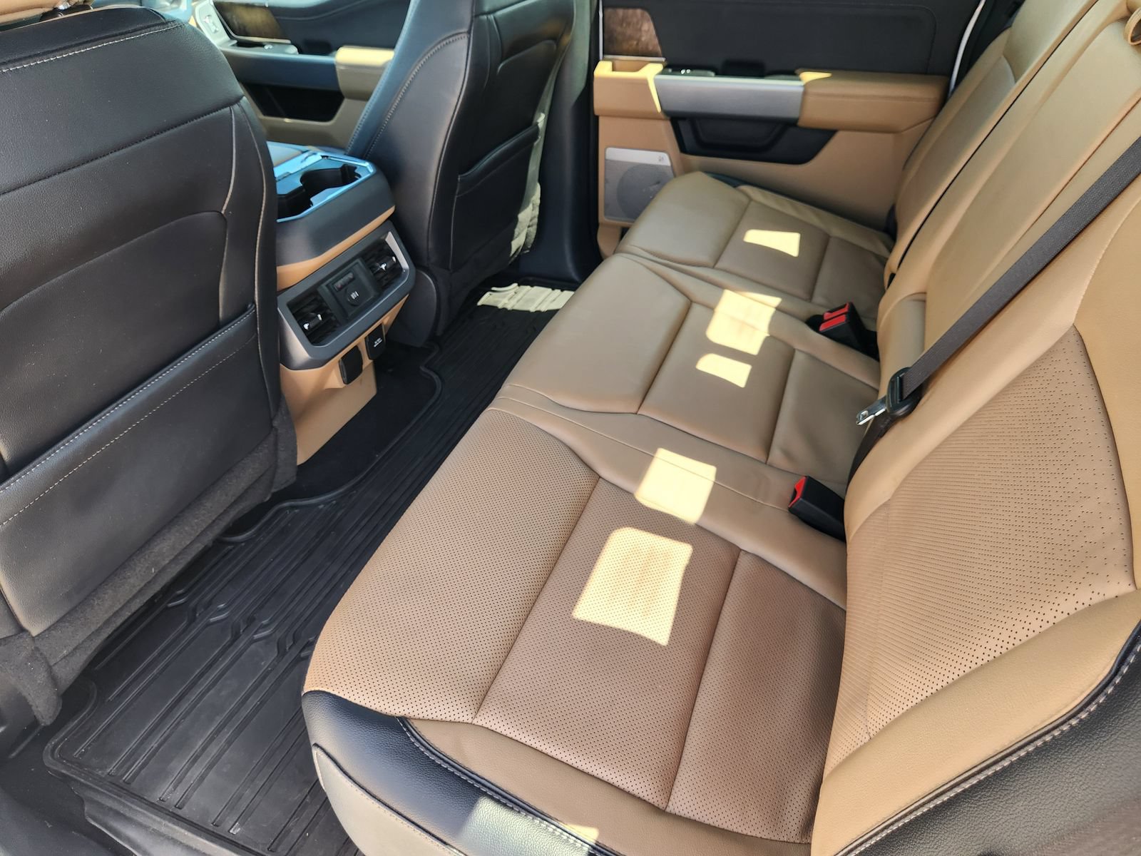 Used 2024 Ford F350 Lariat w/ Lariat Ultimate Package AWD/4WD image 32