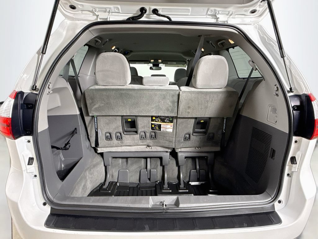Certified 2018 Toyota Sienna LE FWD image 27