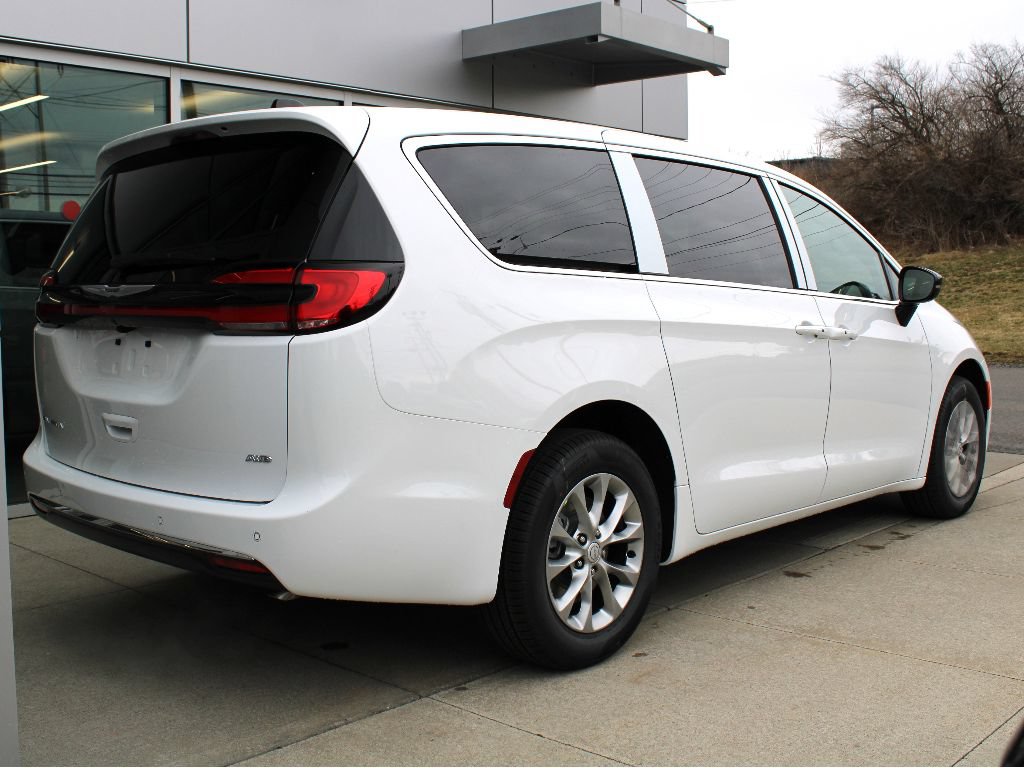 New 2026 Chrysler Pacifica Select AWD/4WD image 8