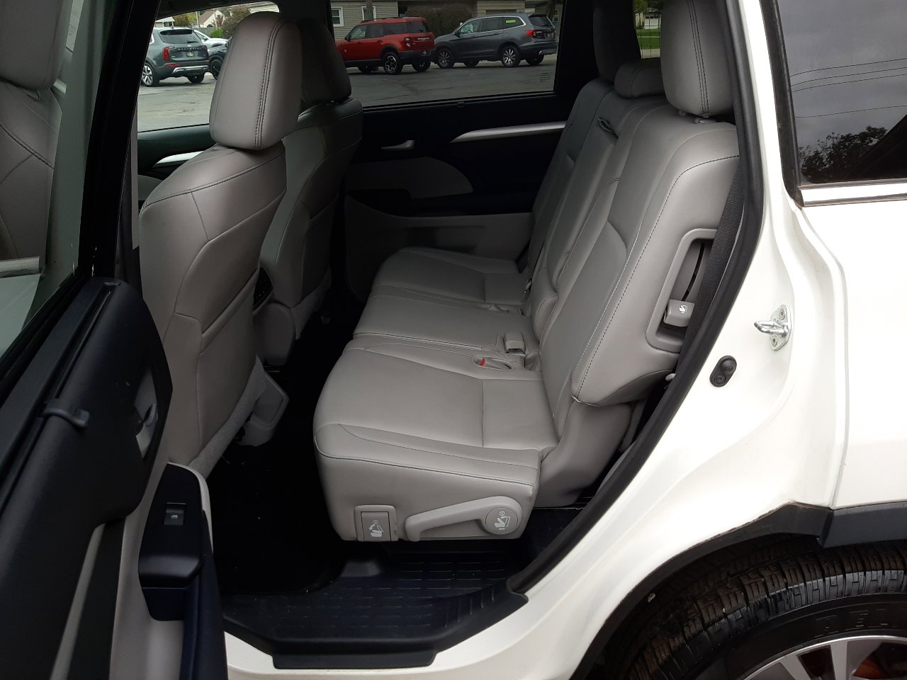 Used 2015 Toyota Highlander XLE image 16