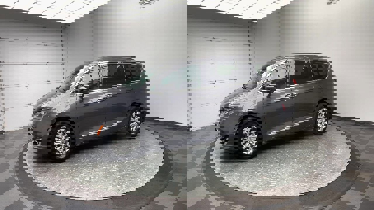 Used 2017 Chrysler Pacifica Touring-L image 34