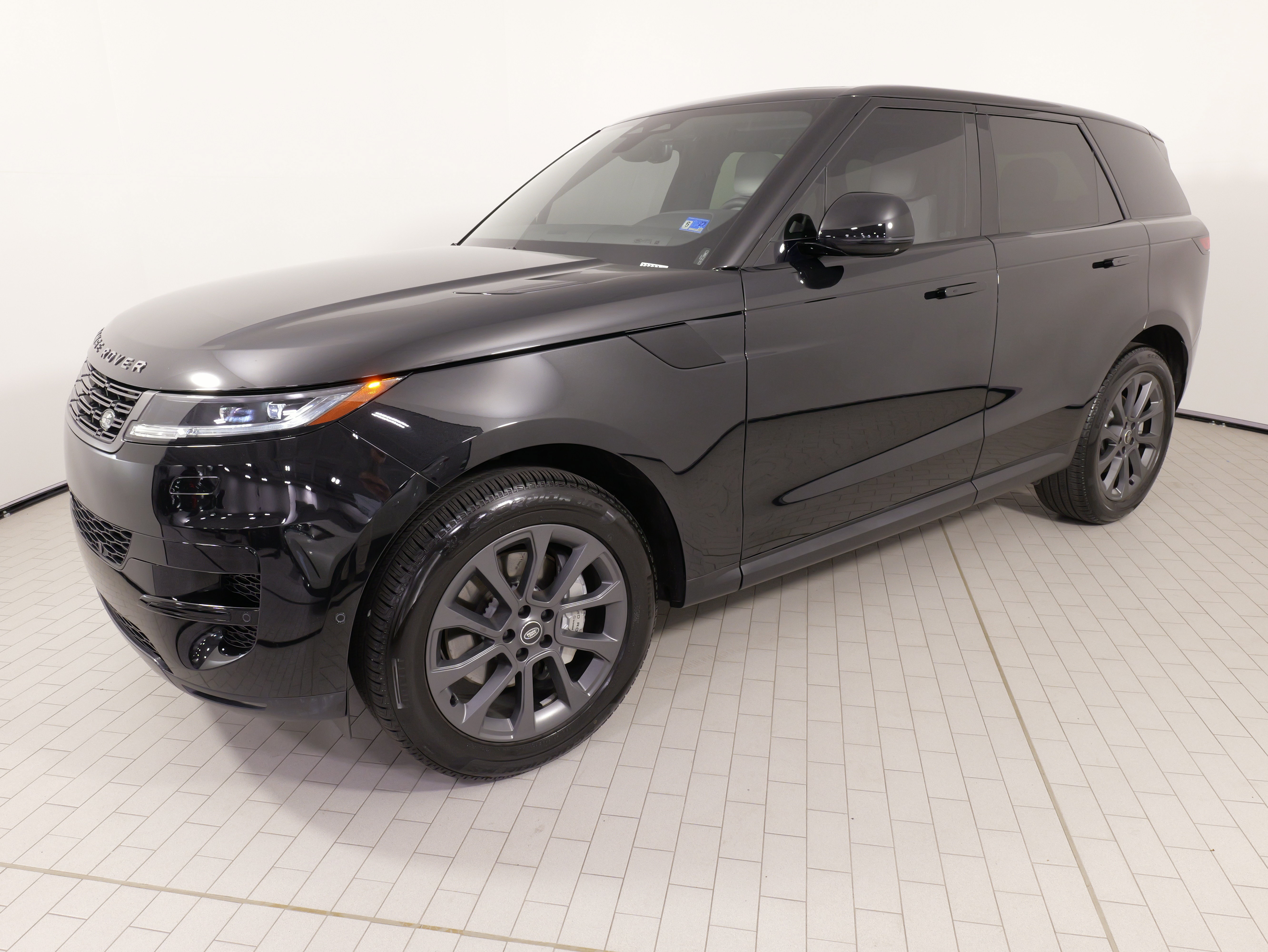Used 2025 Land Rover Range Rover Sport AWD/4WD image 3