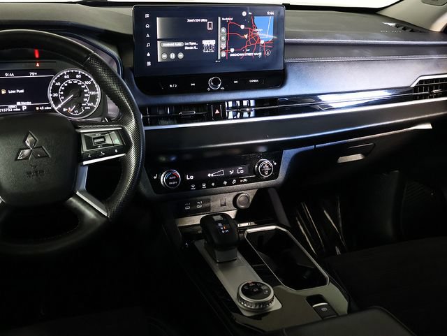 Used 2025 Mitsubishi Outlander SE FWD image 17