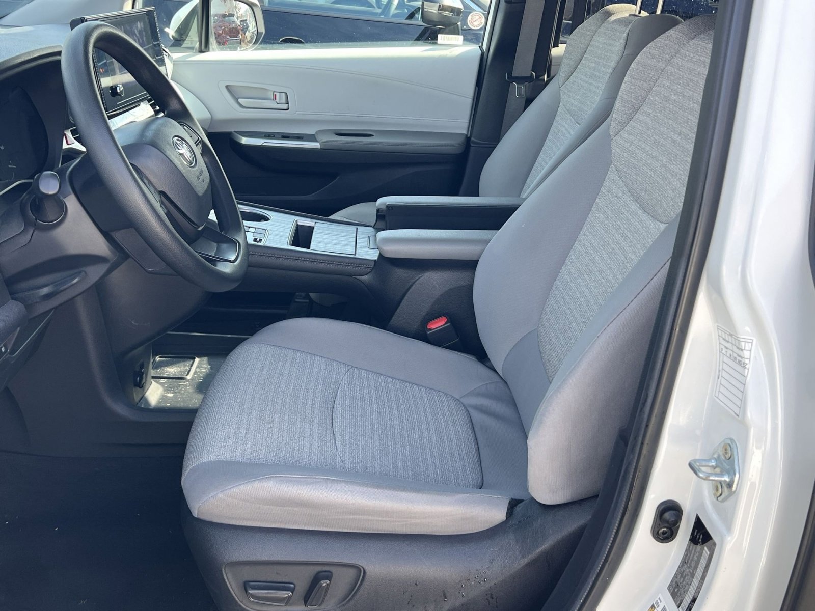 Used 2025 Toyota Sienna LE image 10