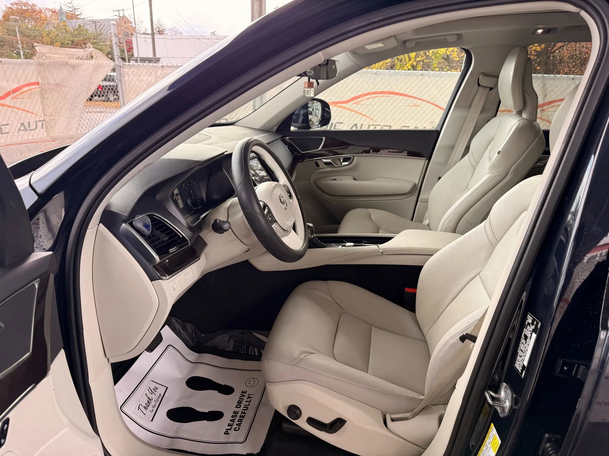 Used 2017 Volvo XC90 T6 Momentum w/ Vision Package image 15