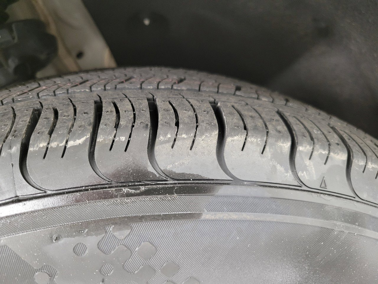 Used 2025 Kia Carnival FWD image 4