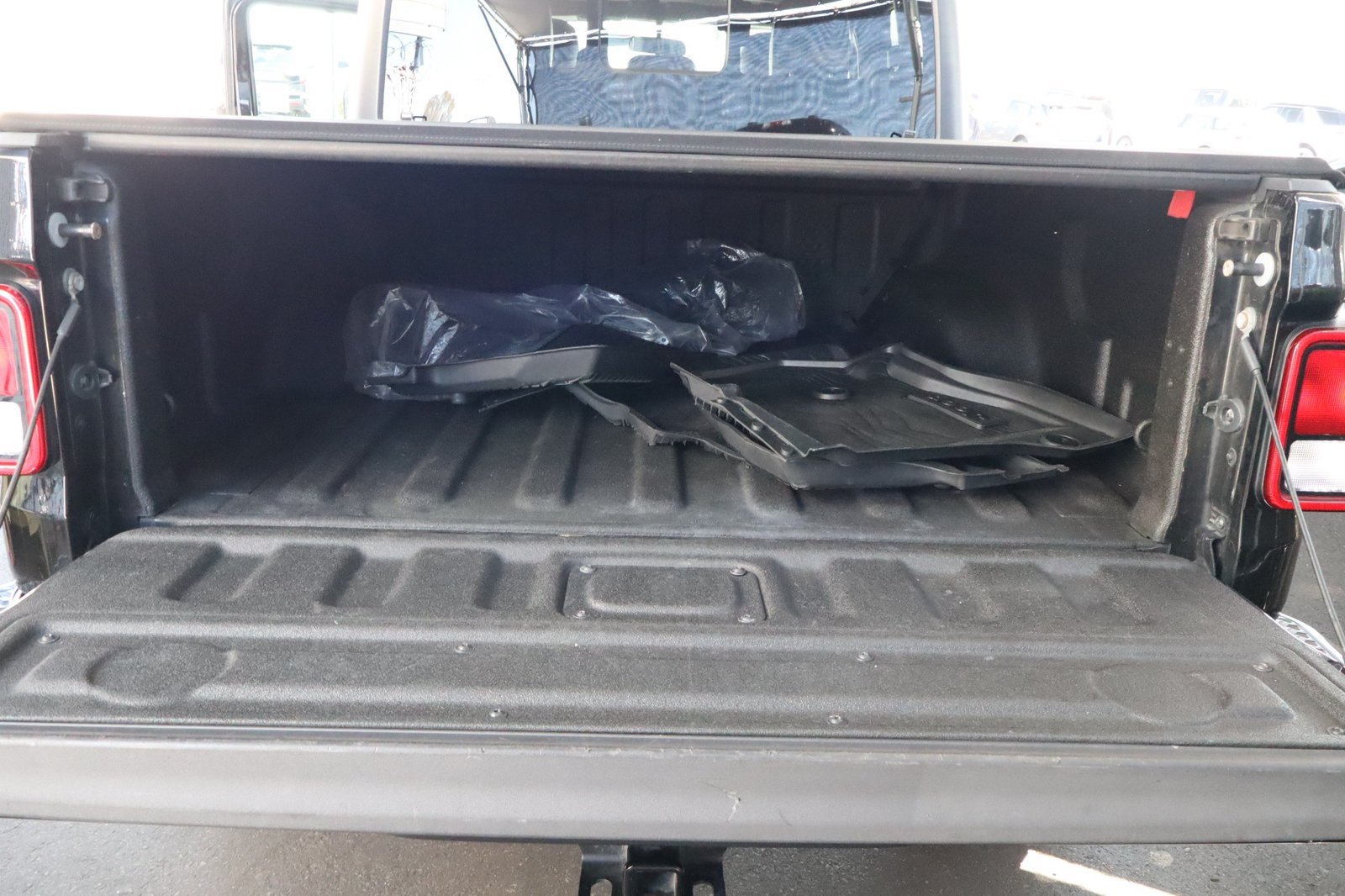 Used 2020 Jeep Gladiator Overland w/ Trailer Tow Package AWD/4WD image 39