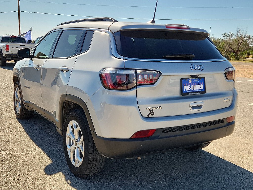 Used 2025 Jeep Compass Latitude AWD/4WD image 3