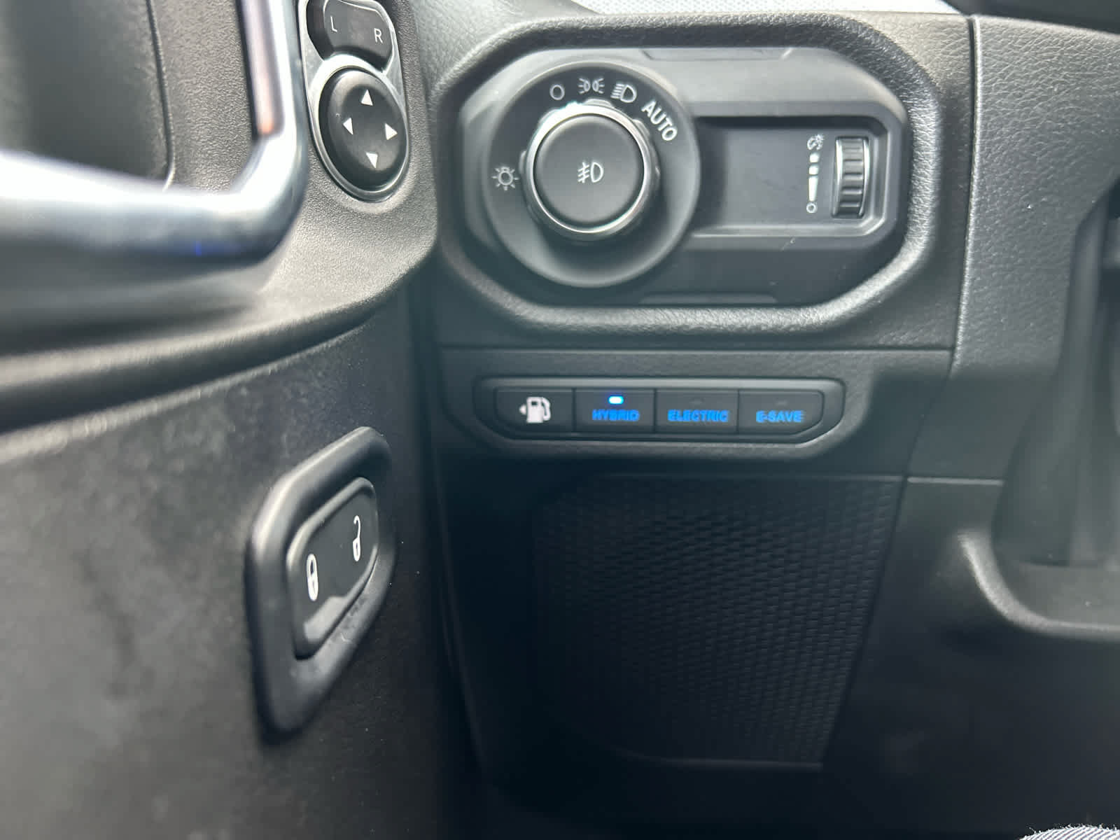 Used 2024 Jeep Wrangler Unlimited w/ Convenience Group AWD/4WD image 31