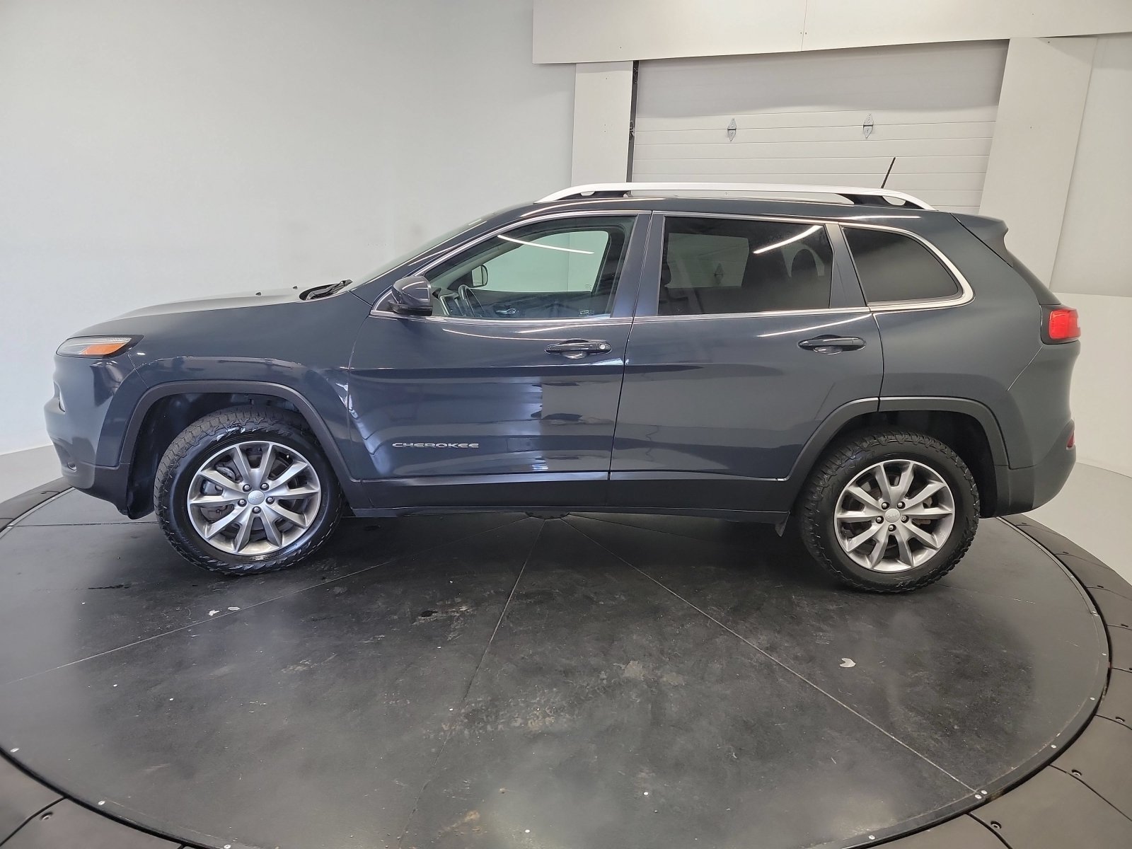 Used 2018 Jeep Cherokee Limited AWD/4WD image 4