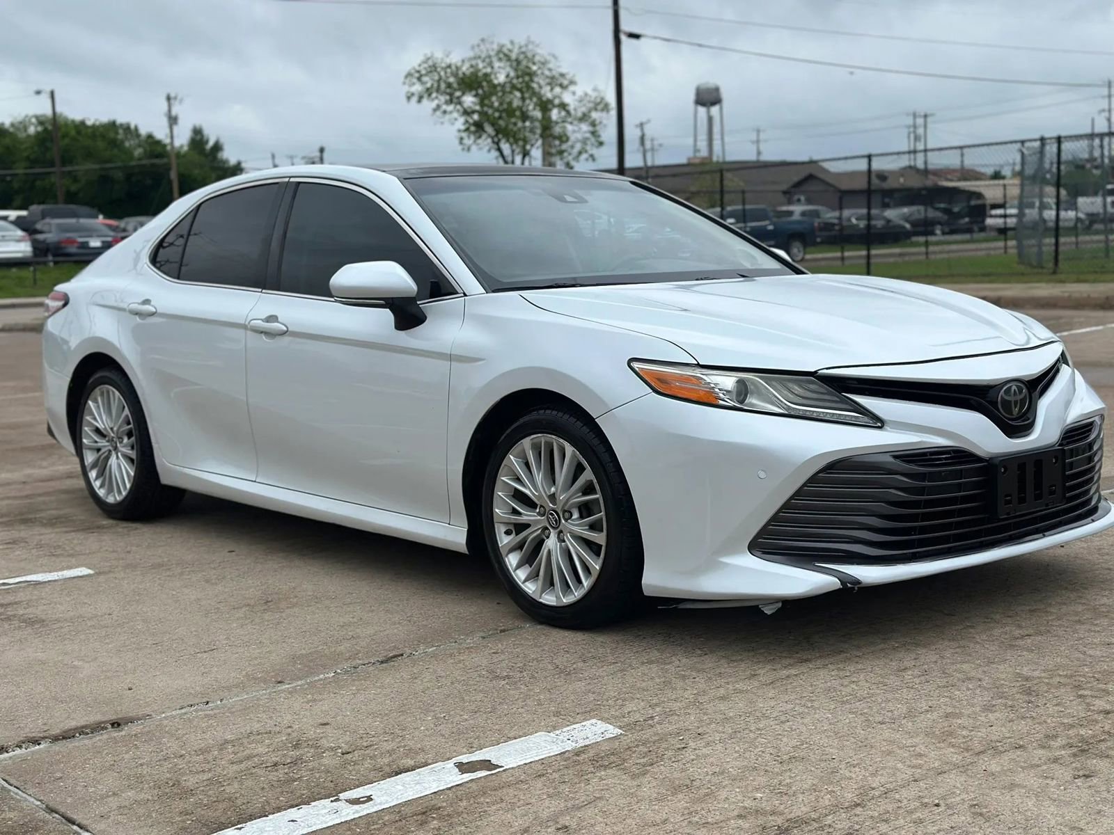 Used 2018 Toyota Camry XLE FWD image 3