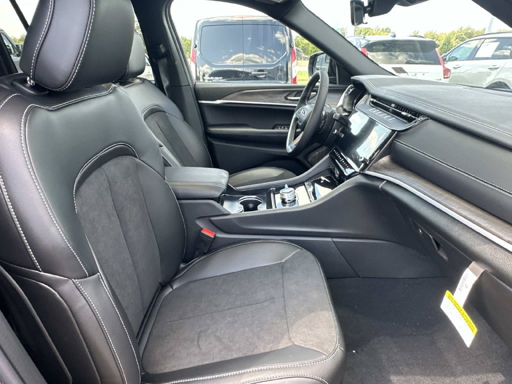 New 2027 Jeep Grand Cherokee Altitude AWD/4WD image 14
