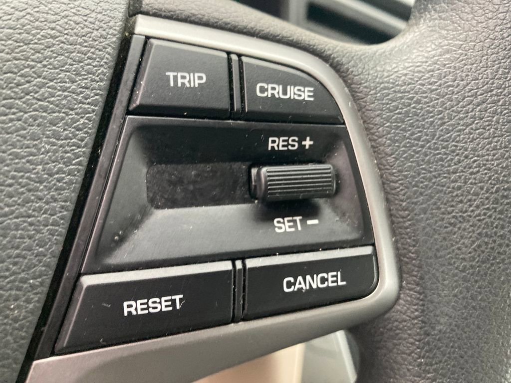 Used 2017 Hyundai Elantra SE w/ Cargo Package image 38