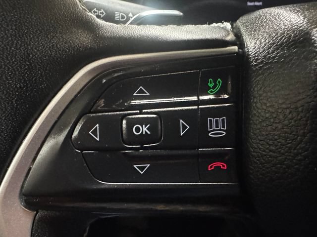 Used 2025 Jeep Grand Cherokee Altitude AWD/4WD image 17