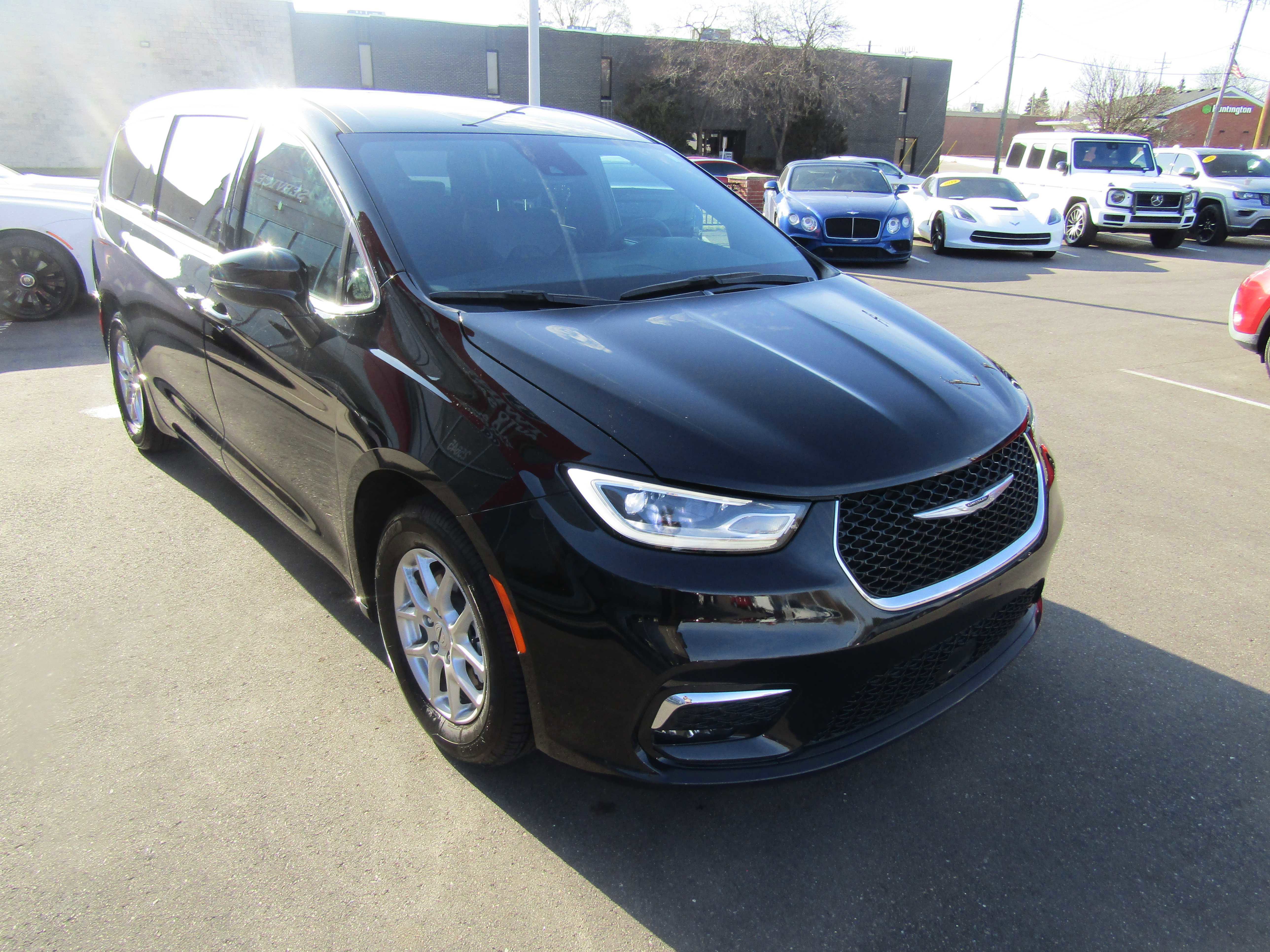 Used 2025 Chrysler Pacifica Select image 4