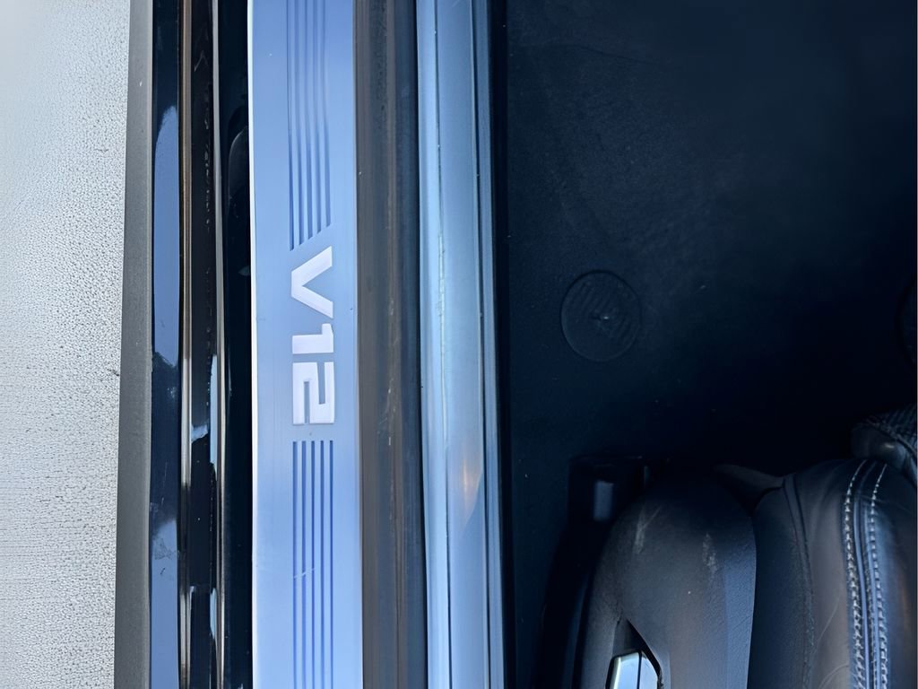 Used 2018 BMW M760i xDrive image 11